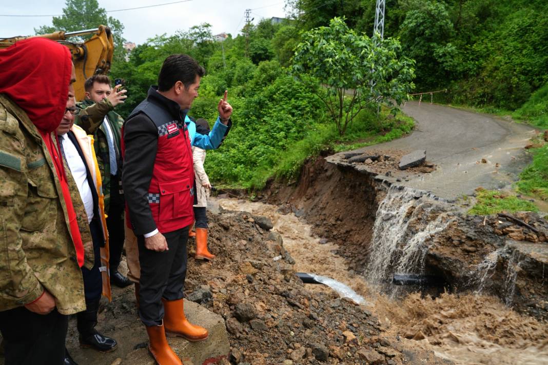 Sel suları Trabzon’u vurdu! Toklu deresi taştı, eski devlet sahil yolu Venedik’e döndü 14